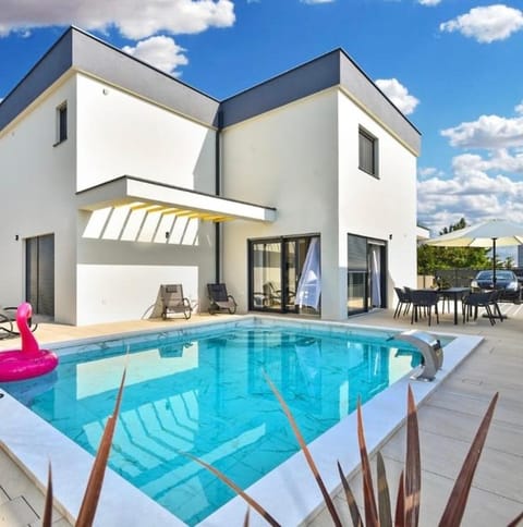 Jlo1 mit beheizbarem Pool House in Fažana