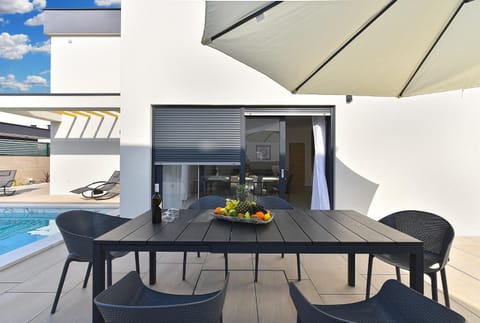 Dining area, Pool view, Swimming pool, sunbed