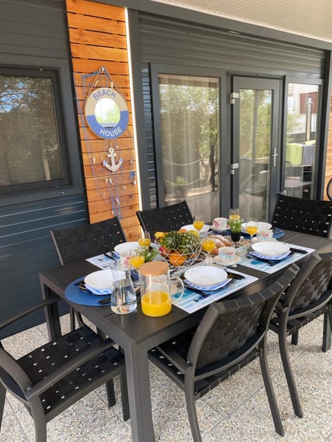 Balcony/Terrace, Food and drinks, Seating area, Dining area, Breakfast