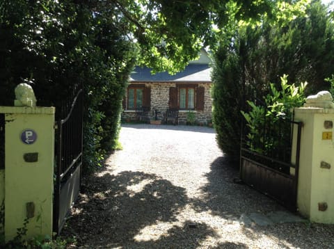 Property building, Facade/entrance, Day, Garden, Garden view