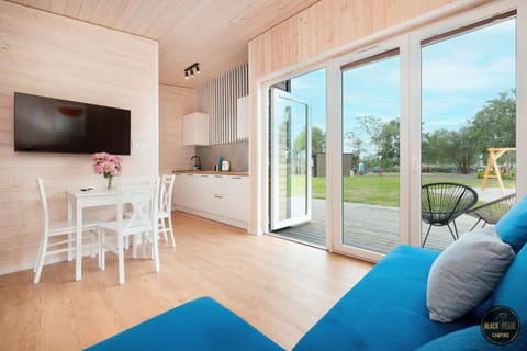 Patio, TV and multimedia, Dining area, Garden view