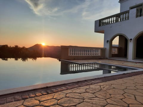 Property building, Balcony/Terrace, Pool view, Swimming pool, Swimming pool, Sunset