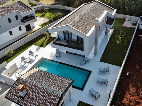 Property building, Patio, Day, Pool view, Swimming pool, sunbed