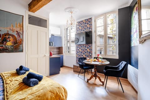 Bed, TV and multimedia, Kitchen or kitchenette, Living room, Photo of the whole room, Dining area, Bedroom