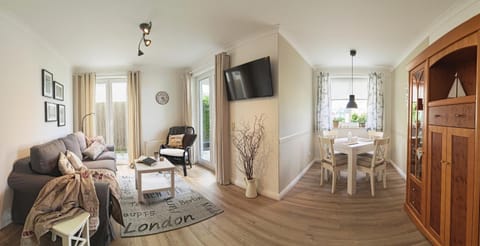 TV and multimedia, Living room, Photo of the whole room, Dining area