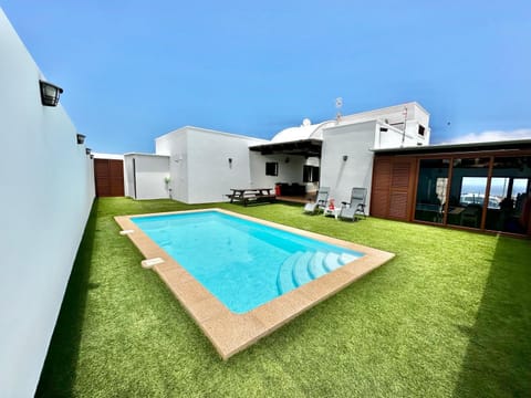 Patio, Day, Garden, Swimming pool
