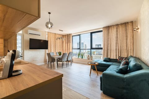 TV and multimedia, Living room, Seating area, Dining area