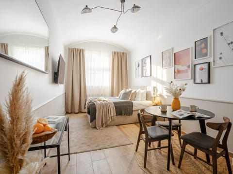 Bed, Photo of the whole room, Seating area, Dining area, Bedroom