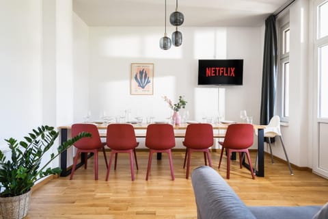 TV and multimedia, Living room, Seating area, Dining area