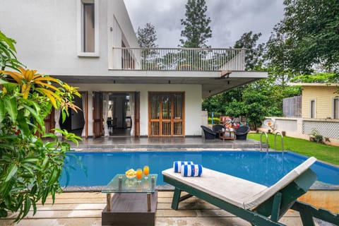 Property building, Patio, Day, Garden, Garden view, Pool view, Swimming pool, Drinks, sunbed
