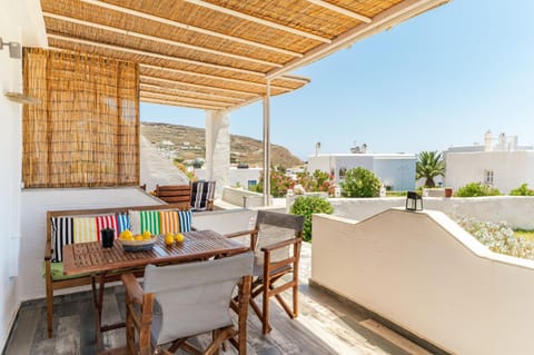 Property building, Balcony/Terrace, Living room
