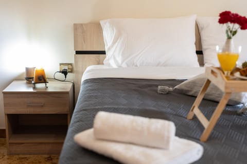 Bed, Bedroom, towels