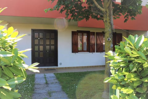 Property building, Facade/entrance, Day, Garden, Garden, Garden view