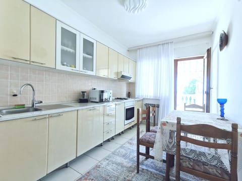 Kitchen or kitchenette, minibar, pet friendly, stove
