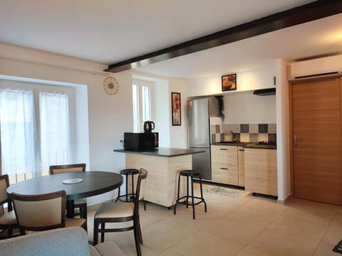 Kitchen or kitchenette, Dining area, minibar, stove