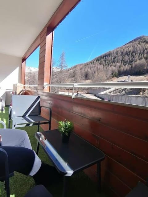 Balcony/Terrace, Mountain view