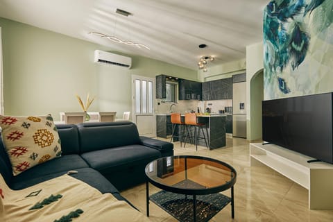 Communal lounge/ TV room, TV and multimedia, Kitchen or kitchenette, Living room, Seating area, Dining area, minibar, pet friendly, air conditioner