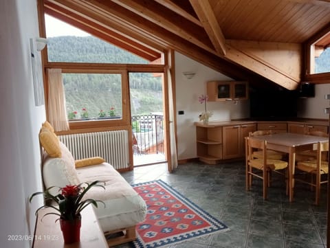 Living room, Seating area, Dining area, Mountain view