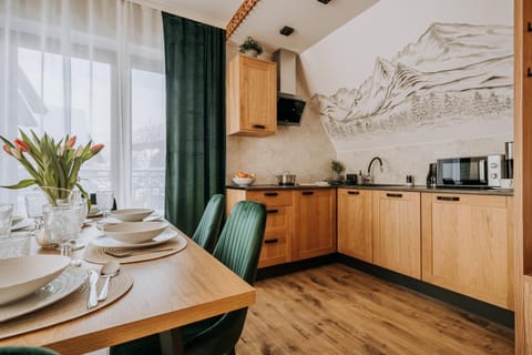 Kitchen or kitchenette, Dining area