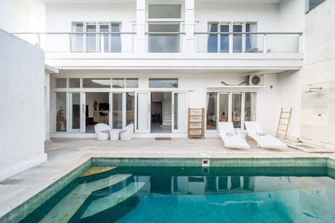 Property building, Day, Balcony/Terrace, Pool view, Swimming pool, sunbed