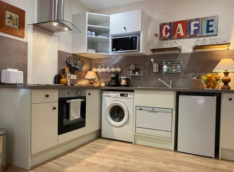 Coffee/tea facilities, Kitchen or kitchenette, dishwasher, minibar, pet friendly, stove, toaster, washing machine