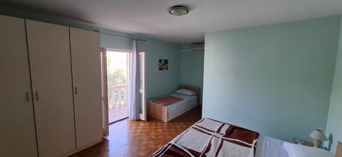 Bed, TV and multimedia, Balcony/Terrace, bunk bed, wardrobe