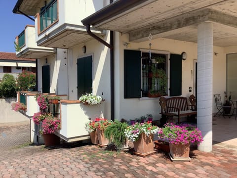 Property building, Garden, Balcony/Terrace, Garden view