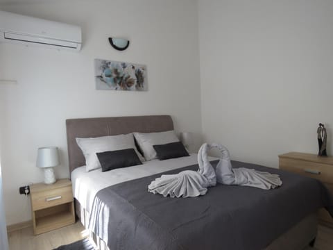Bed, Bedroom, air conditioner