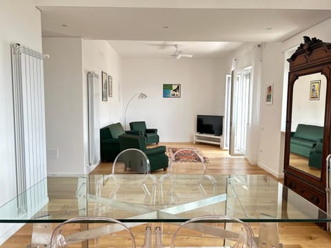 TV and multimedia, Living room, Seating area, Dining area, fireplace