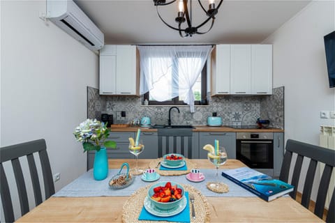 Kitchen or kitchenette, Living room, Food and drinks, Seating area, Dining area, stove