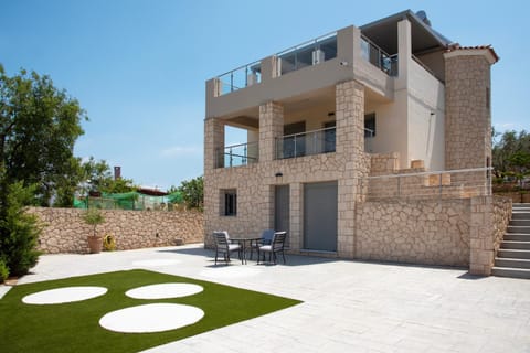 Property building, Patio, Spring, Day, Garden, View (from property/room), Balcony/Terrace, Garden view