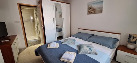 Bathroom, TV and multimedia, Bedroom, towels, wardrobe, air conditioner