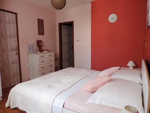 Bed, Bathroom, Bedroom, Parking, heating, wardrobe, air conditioner