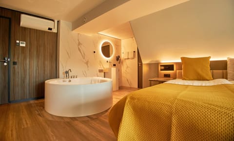 Bed, Bathroom, Living room, Photo of the whole room, Seating area, Bedroom, Bath, towels