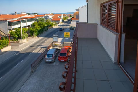 Street view, Location, Parking