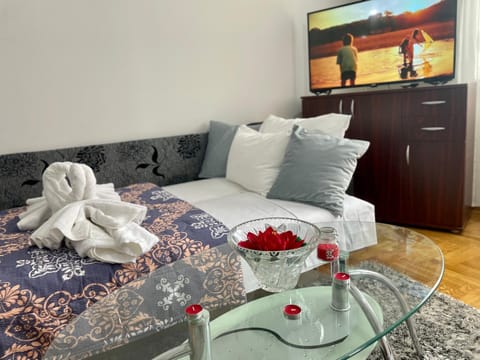 Bed, TV and multimedia, Living room, Photo of the whole room, Seating area, Bedroom, towels