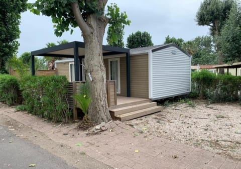 Property building, Day, Garden, Garden view, Street view