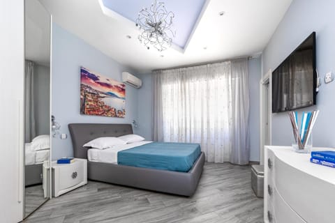Bed, TV and multimedia, Photo of the whole room, Bedroom, furniture, heating, internet, air conditioner