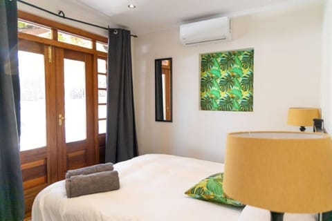 Bedroom, air conditioner