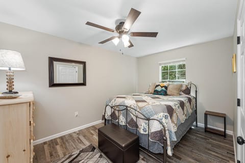 Bed, Photo of the whole room, fireplace