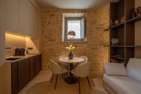 Kitchen or kitchenette, Living room, Seating area, Dining area, minibar