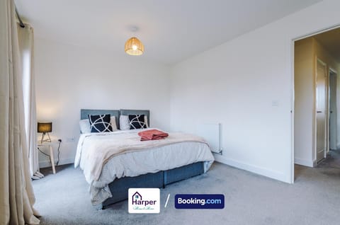 Bed, Photo of the whole room, Bedroom