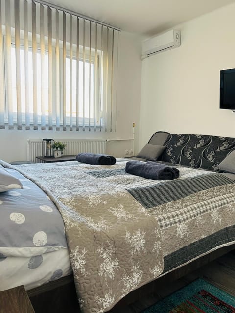 Bed, TV and multimedia, Photo of the whole room, Seating area, Bedroom, air conditioner