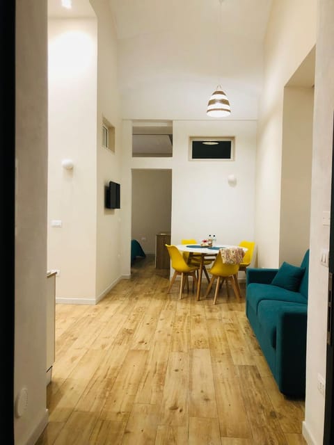 TV and multimedia, Living room, Seating area, Dining area, air conditioner