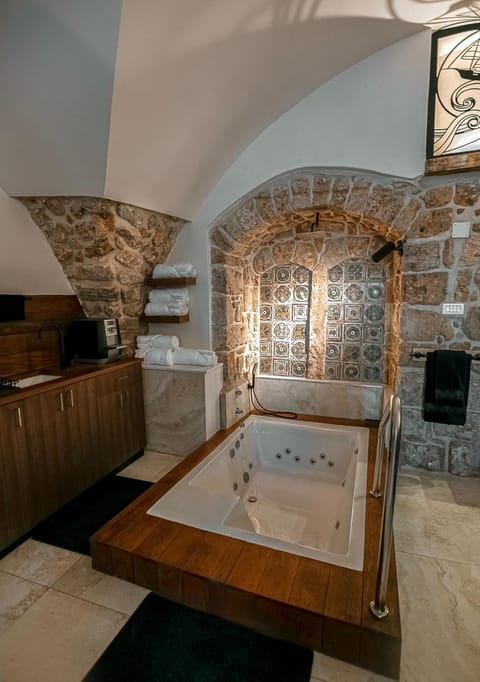 Hot Tub, Bath