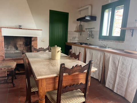 Kitchen or kitchenette, Dining area, pet friendly, stove