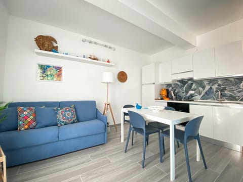 Kitchen or kitchenette, Living room, Seating area, Dining area, kitchen, kitchen, air conditioner, air conditioner