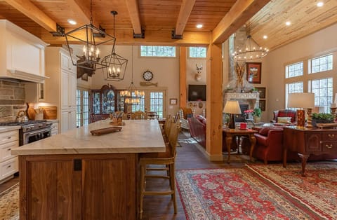 Uncle Chris Cabin by KABINO Air Conditioning Smart TVs Chefs Kitchen Spacious WiFi Grill Bills Island Reservoir Fishing Cabin in Island Park