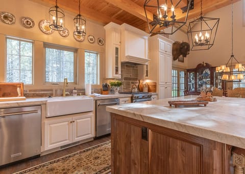 Uncle Chris Cabin by KABINO Air Conditioning Smart TVs Chefs Kitchen Spacious WiFi Grill Bills Island Reservoir Fishing Cabin in Island Park