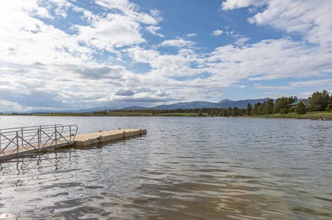 Uncle Chris Cabin by KABINO Air Conditioning Smart TVs Chefs Kitchen Spacious WiFi Grill Bills Island Reservoir Fishing Cabin in Island Park